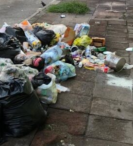 Detenidos por tirar basura en la calle