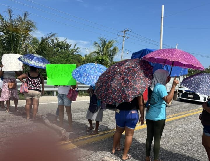 Damnificados bloquean por segundo dia la carretera Acapulco Pinotepa