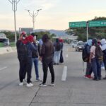 Bloquean normalistas de Ayotzinapa la autopista del Sol en Chilpancingo